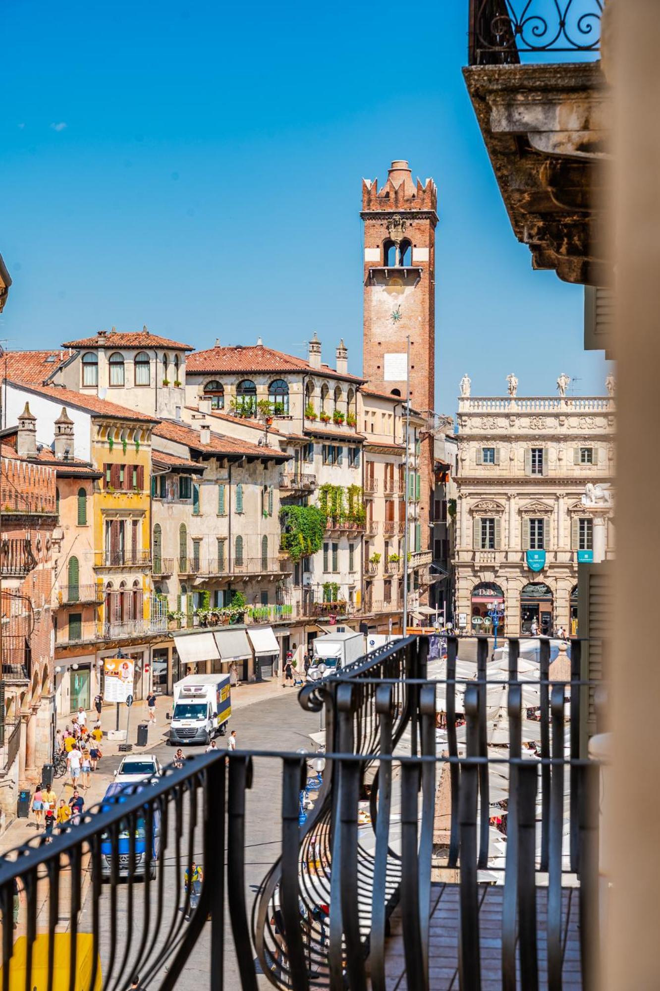 Hoomee Piazza Erbe Apartment Verona Exterior photo